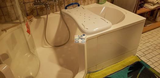 Asse sagomata per vasca da bagno 28,95€ Asse con maniglia azzurra 70cm